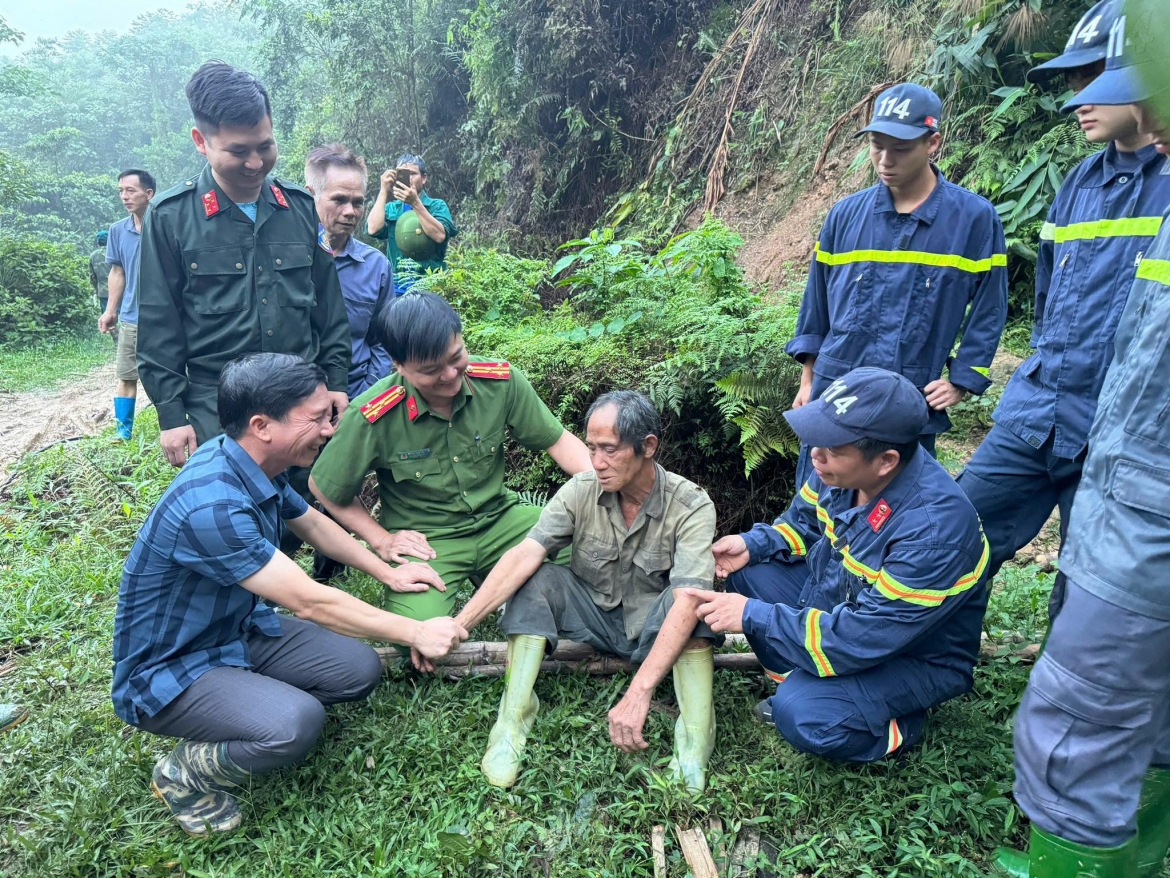 Tìm thấy người đàn ông sau 4 ngày lạc trong rừng ở Tuyên Quang