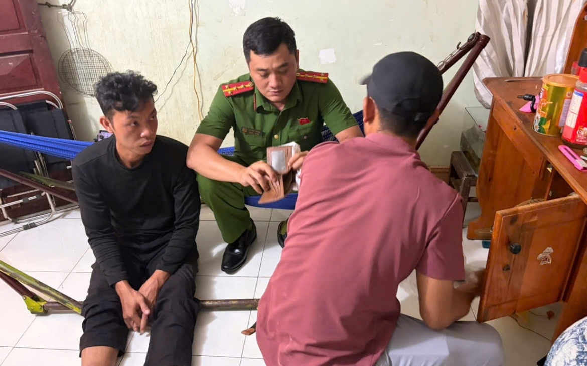 bien phong Dak lak bat 5 doi tuong tang tru, mua ban trai phep ma tuy o cang ca hinh anh 2
