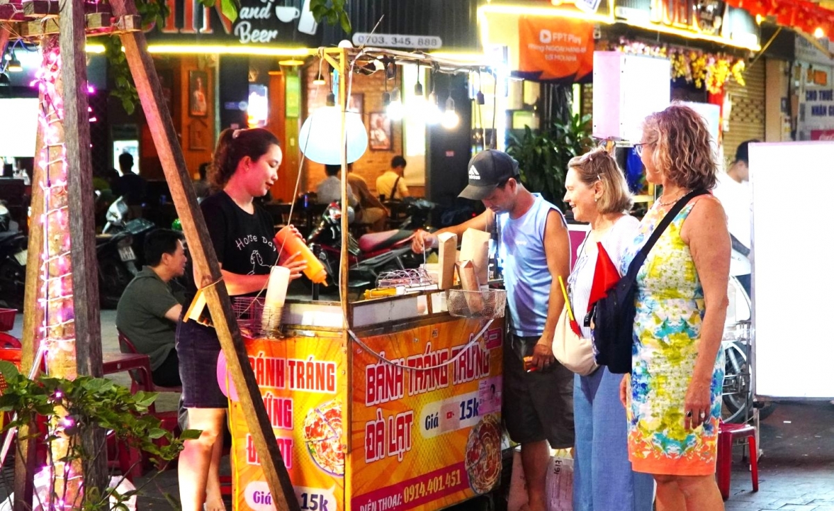 pho dem o hue noi soi dong, noi tram lang hinh anh 8