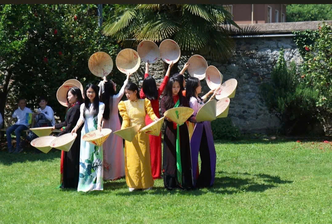 lan toa van hoa viet tai italia bang tinh yeu que huong va gia dinh hinh anh 5