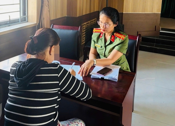 mua ban trai phep tai khoan ngan hang, nhom nguoi bi phat gan 370 trieu dong hinh anh 1