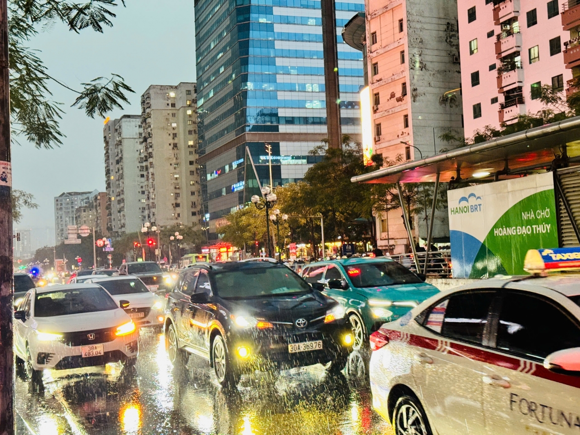 thoi tiet ngay 30 5 ha noi co mua dong rai rac, canh bao loc set hinh anh 1