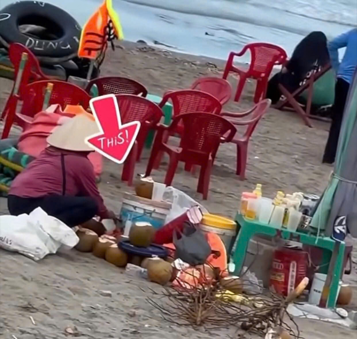 nguoi phu nu gom nuoc dua thua o bai tam thinh long bi dinh chi kinh doanh hinh anh 1