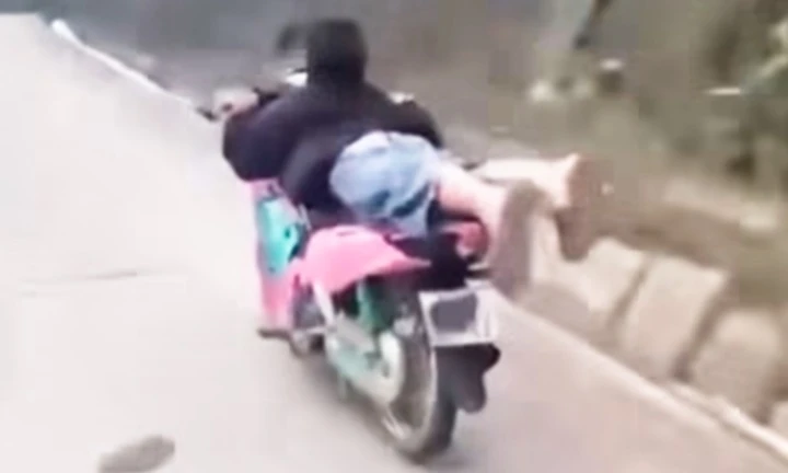 nam sap lai mo to de quay clip, nam thanh nien o lao cai bi tich thu phuong tien hinh anh 1