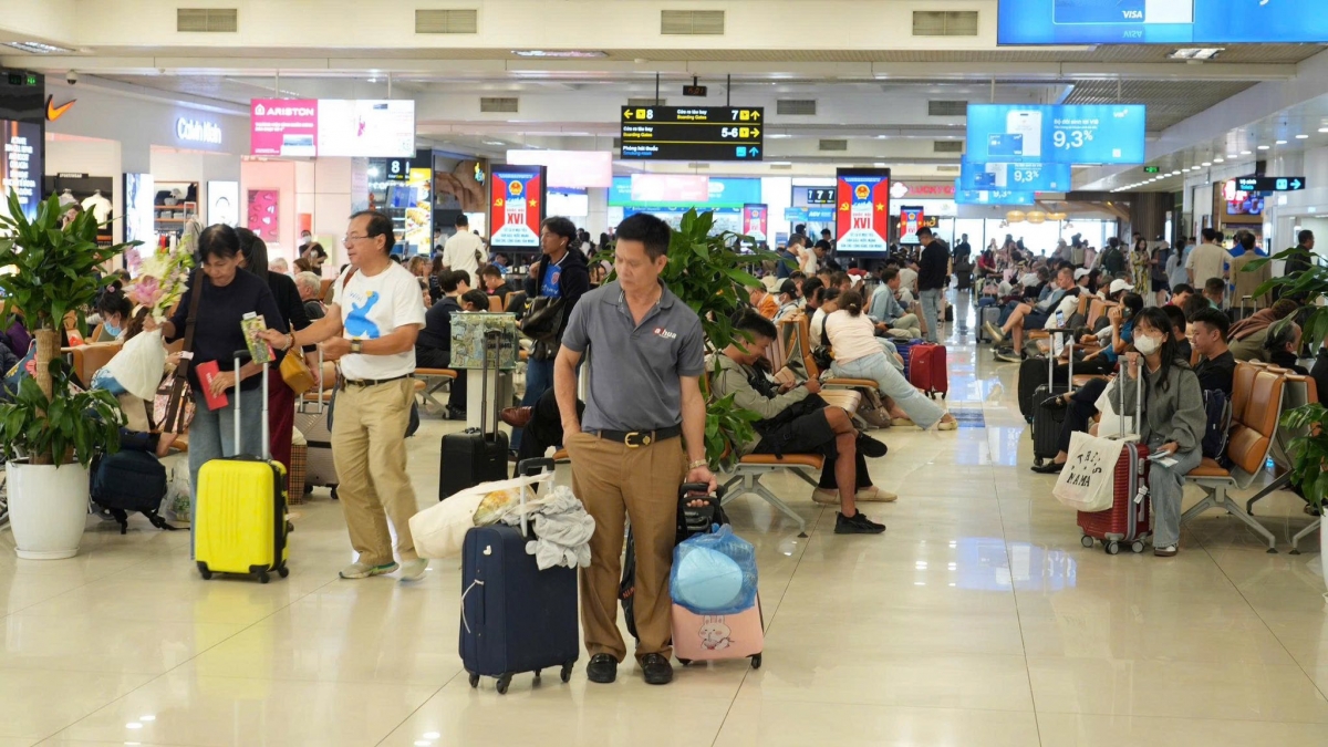 ngay cuoi nghi le 30 4 - 1 5, san bay noi bai lap ky luc don gan 118.000 khach hinh anh 4