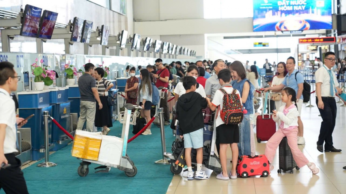 ngay cuoi nghi le 30 4 - 1 5, san bay noi bai lap ky luc don gan 118.000 khach hinh anh 1