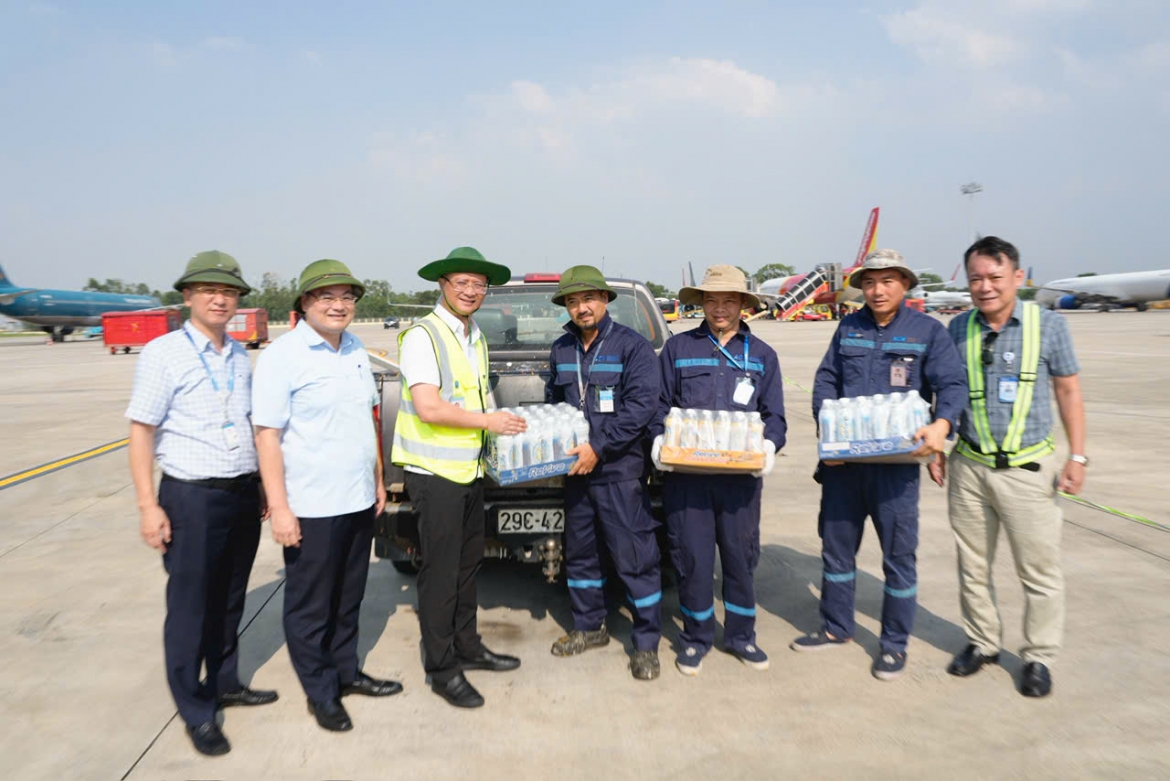 bao dam an toan khai thac cang hang khong trong thoi tiet nang nong hinh anh 3