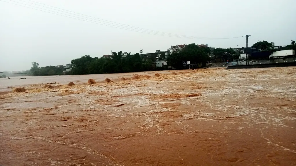 khoanh khac nuoc song dang cao cuon cuon, tran vao nha dan o quang ninh hinh anh 4
