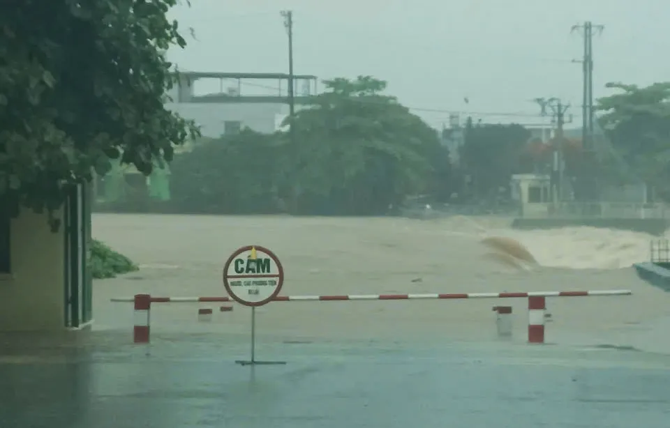khoanh khac nuoc song dang cao cuon cuon, tran vao nha dan o quang ninh hinh anh 2