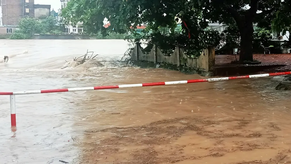 khoanh khac nuoc song dang cao cuon cuon, tran vao nha dan o quang ninh hinh anh 1