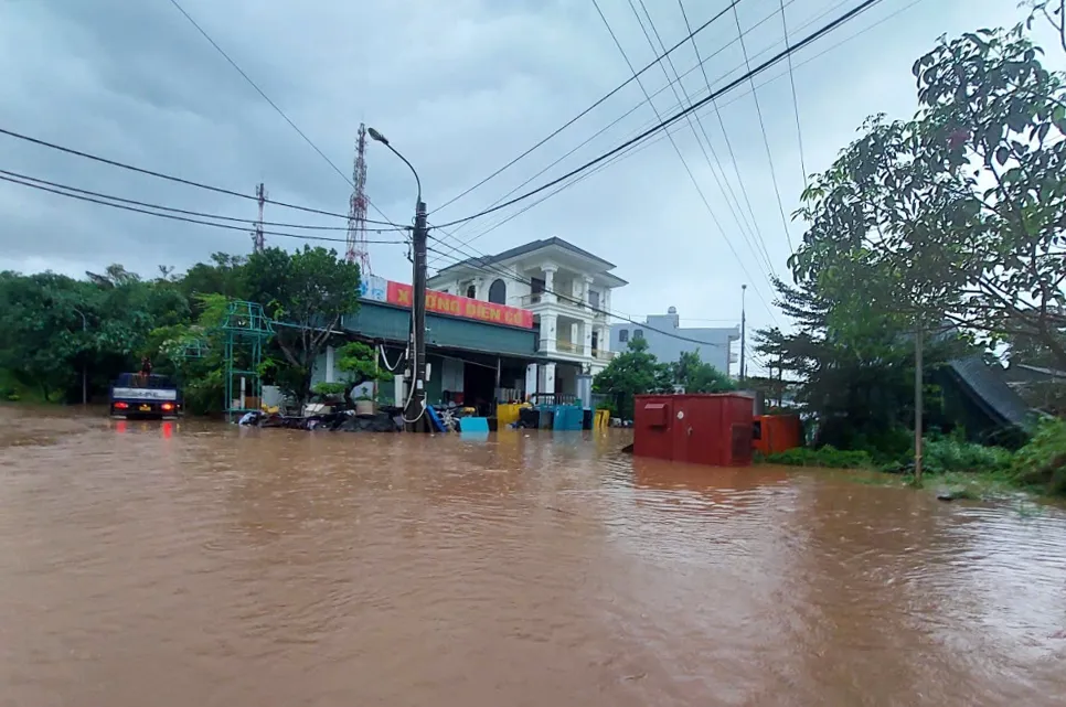 khoanh khac nuoc song dang cao cuon cuon, tran vao nha dan o quang ninh hinh anh 8