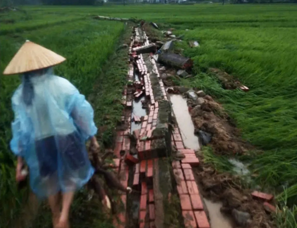 khoanh khac nuoc song dang cao cuon cuon, tran vao nha dan o quang ninh hinh anh 6