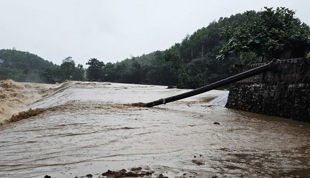 khoanh khac nuoc song dang cao cuon cuon, tran vao nha dan o quang ninh hinh anh 7