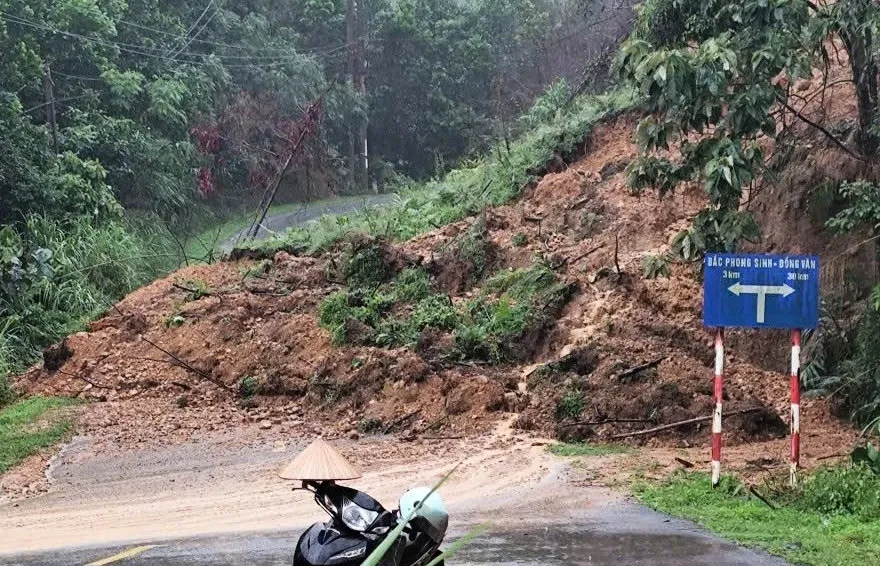 khoanh khac nuoc song dang cao cuon cuon, tran vao nha dan o quang ninh hinh anh 5