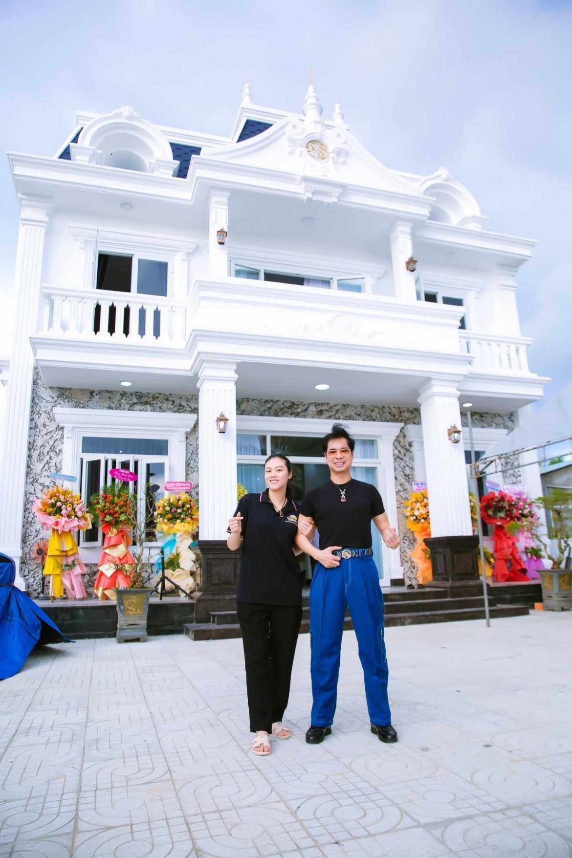 danh ca ngoc son Ong hoang nhac sen so huu xe sang, biet thu dat vang hinh anh 6