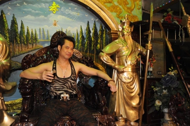 danh ca ngoc son Ong hoang nhac sen so huu xe sang, biet thu dat vang hinh anh 3