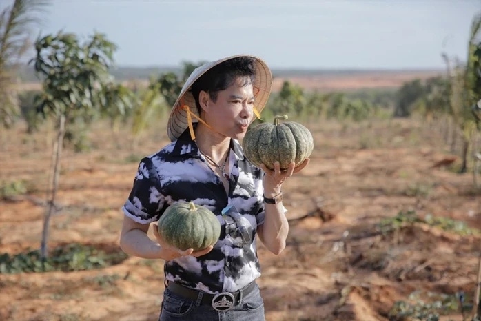 danh ca ngoc son Ong hoang nhac sen so huu xe sang, biet thu dat vang hinh anh 5
