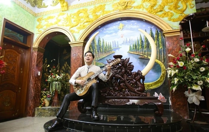 danh ca ngoc son Ong hoang nhac sen so huu xe sang, biet thu dat vang hinh anh 2