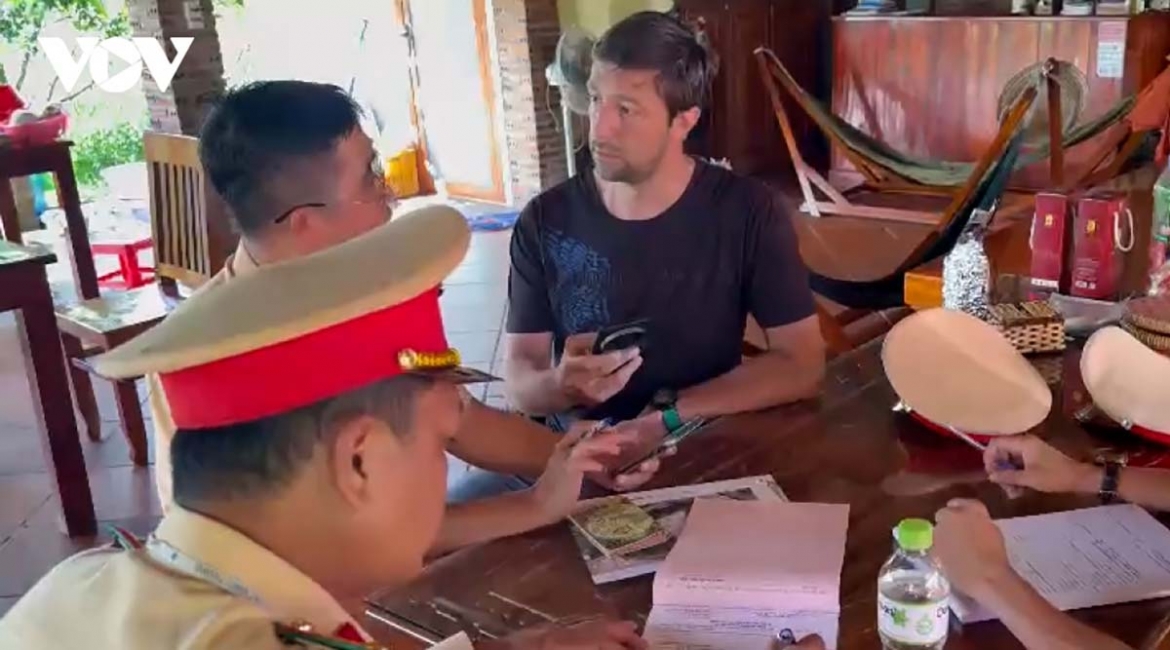 nguoi nuoc ngoai vi pham giao thong o viet nam co duoc xu ly nhe tay hinh anh 1