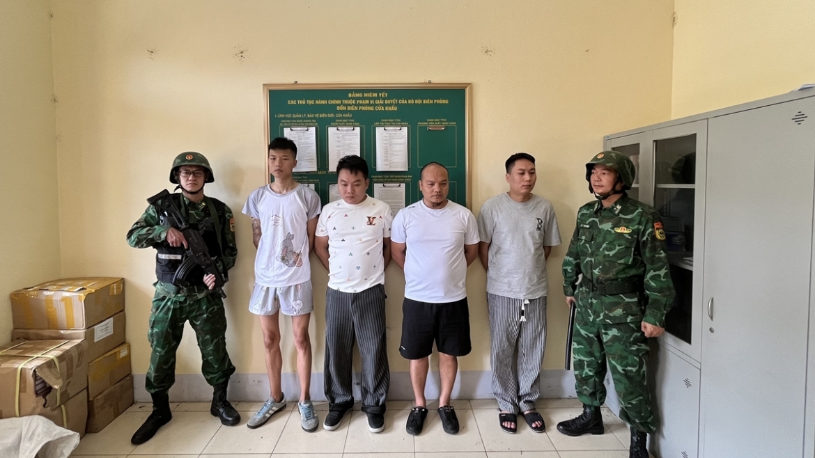 chat dut voi bach tuoc xuyen bien gioi tran chien tu cot moc long dan hinh anh 1