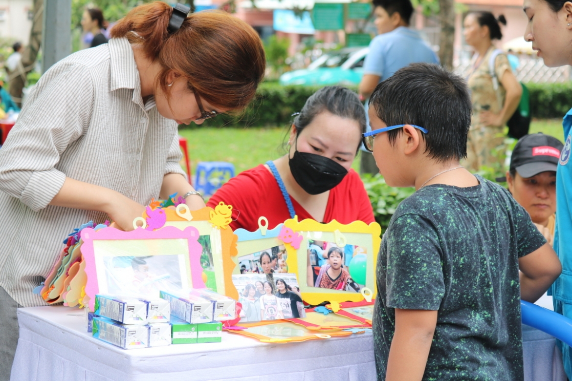benh nhi ron rang don tet thieu nhi trong benh vien hinh anh 2