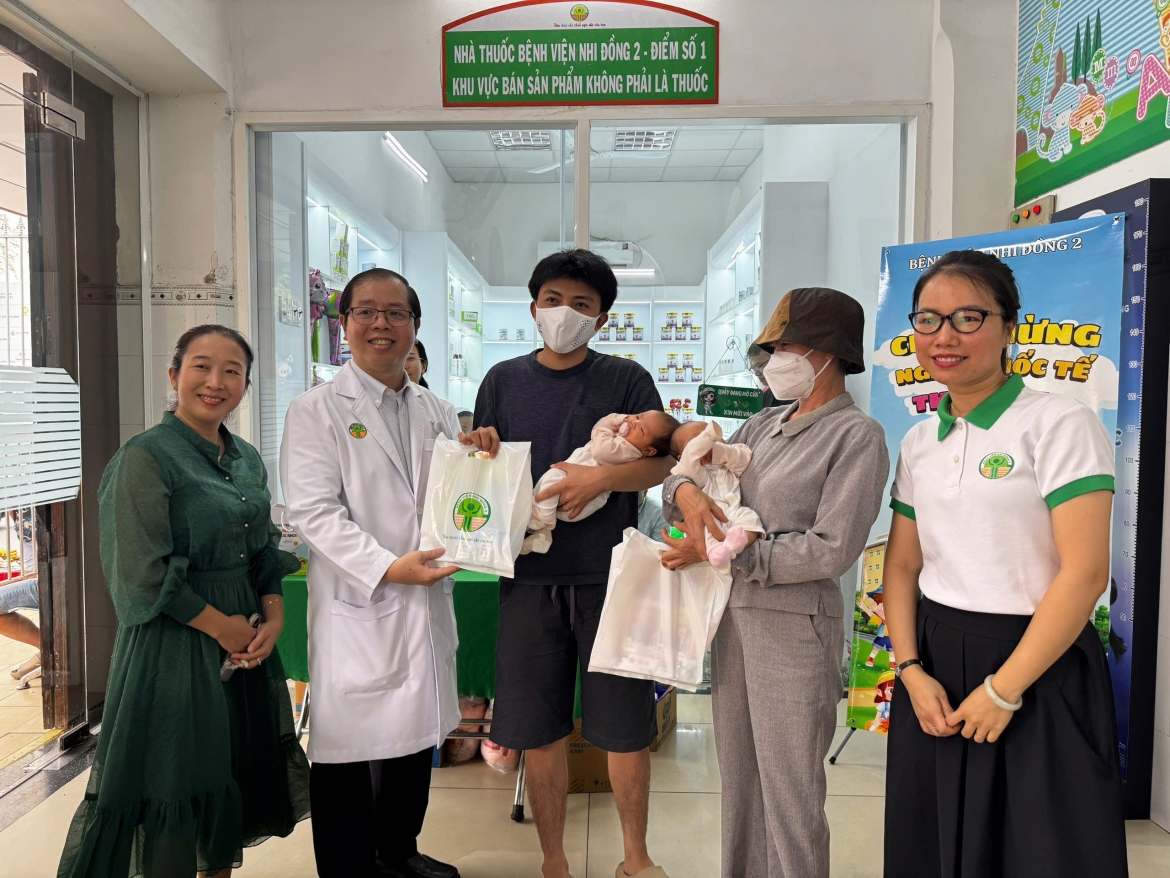 benh nhi ron rang don tet thieu nhi trong benh vien hinh anh 3