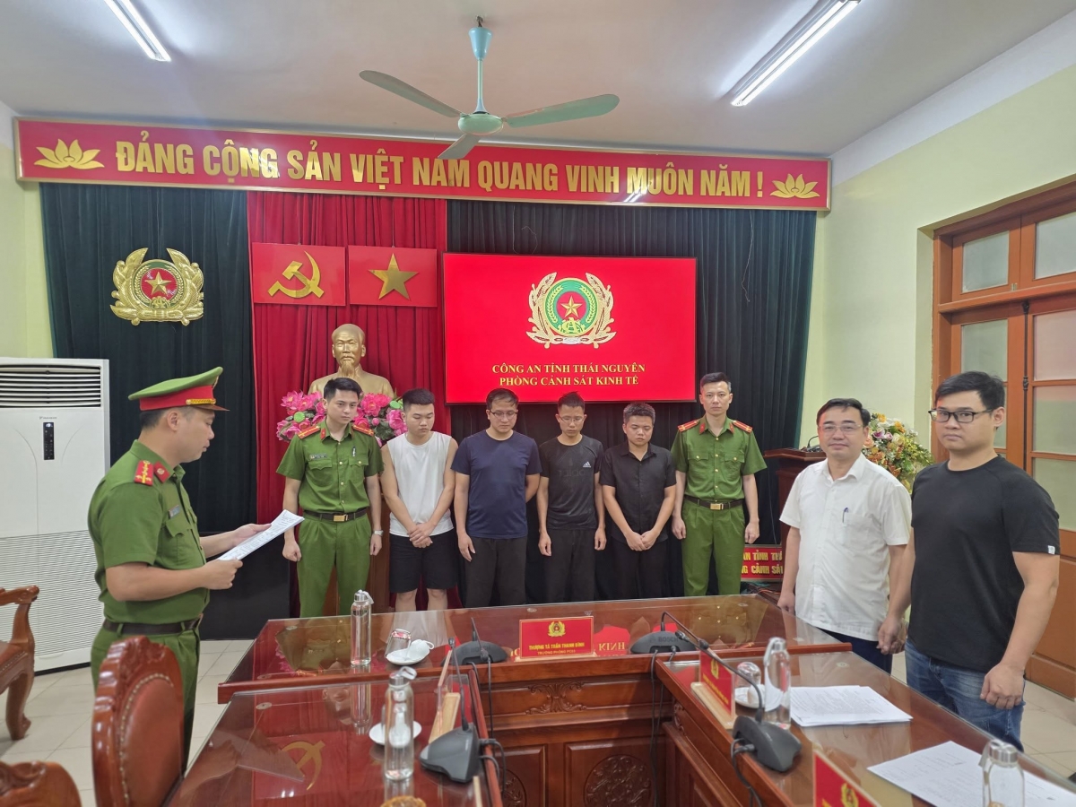 khoi to 4 tai xe dung thiet bi pha song chiem doat tien cuoc cua hang taxi hinh anh 1