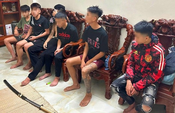 trang dem truy bat nhom thanh thieu nien mang kiem nhat nao loan duong pho hinh anh 1