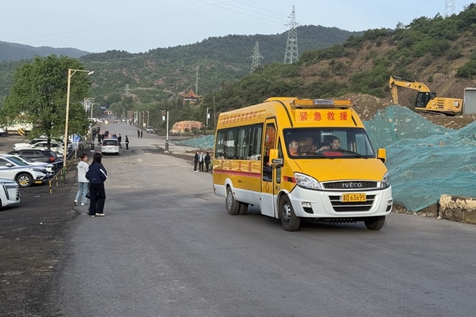 no mo than tai trung quoc 8 nguoi thiet mang, hang chuc cong nhan mac ket hinh anh 1