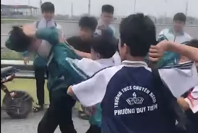 chinh quyen dia phuong len tieng vu nam sinh lop 9 bi danh hoi dong o ninh binh hinh anh 1