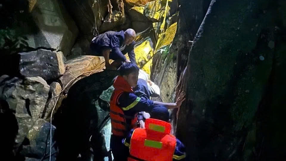 nu sinh lop 10 roi xuong thac sau tu vong hinh anh 1