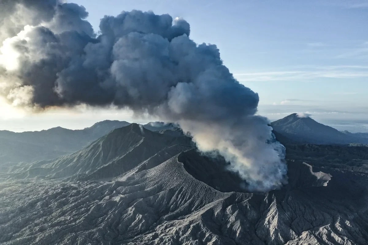 nui lua dukono o indonesia phun trao, 3 nha leo nui thiet mang hinh anh 1