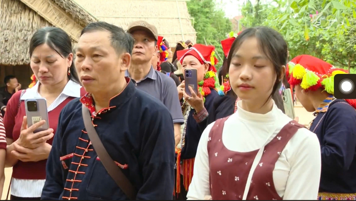 ve lang sen thang nam nhung giot nuoc mat xuc dong ben mai nha tranh que bac hinh anh 3