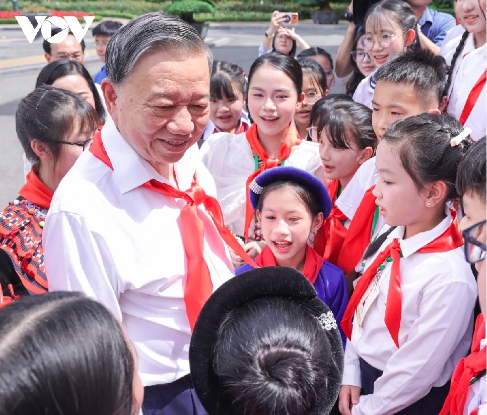 party chief, state president meets outstanding young pioneers in hanoi picture 1