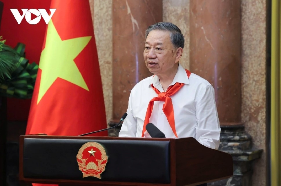 party chief, state president meets outstanding young pioneers in hanoi picture 2