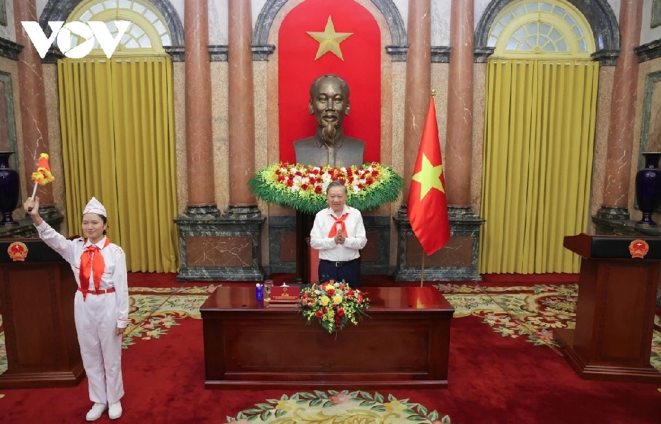 party chief, state president meets outstanding young pioneers in hanoi picture 3