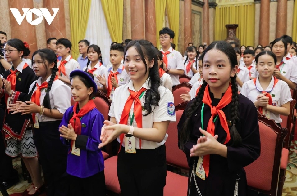 party chief, state president meets outstanding young pioneers in hanoi picture 4