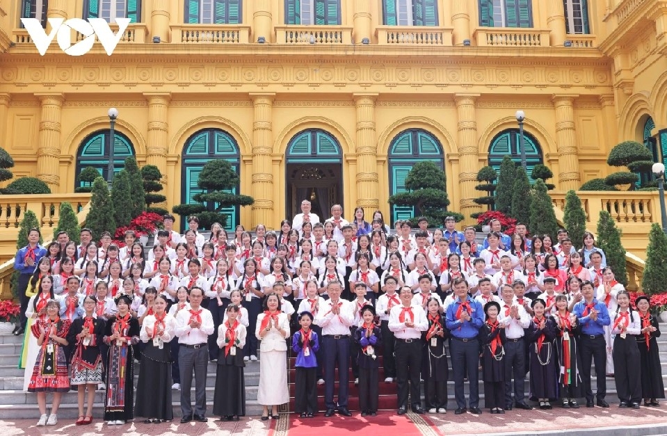 party chief, state president meets outstanding young pioneers in hanoi picture 5