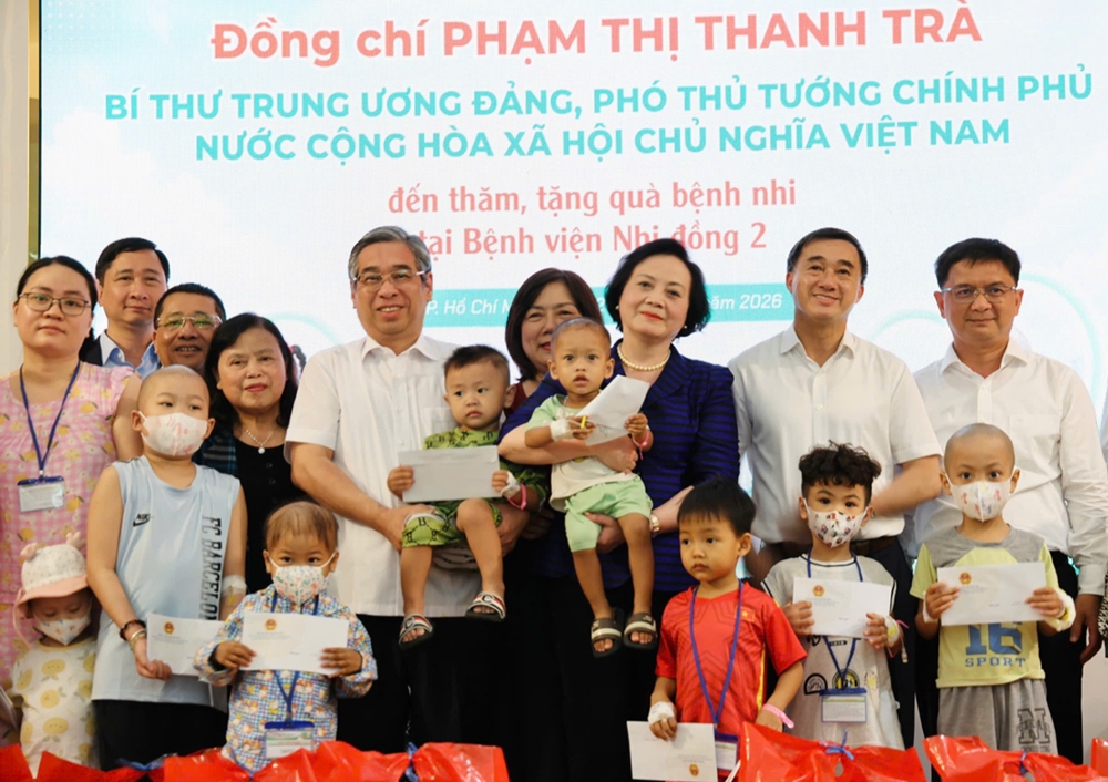 Phó Thủ tướng Phạm Thị Thanh Trà thăm bệnh nhi ung thư tại Bệnh viện Nhi đồng 2