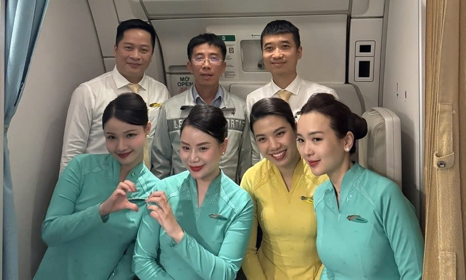 hanh khach liet nua mat tren chuyen bay di phap, bac si viet kip thoi can thiep hinh anh 1