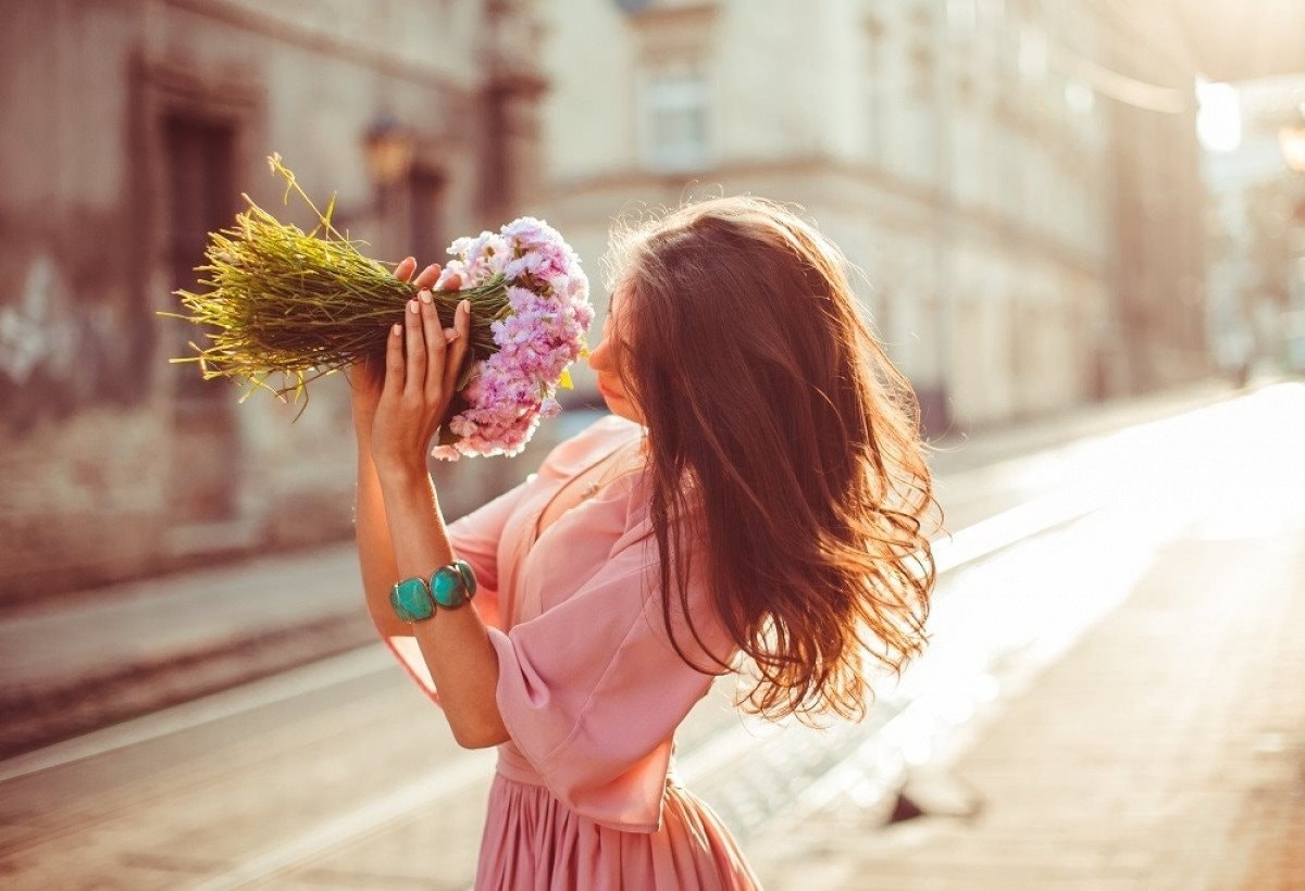 Phụ nữ sinh ra để được yêu thương chứ không phải để gồng gánh
