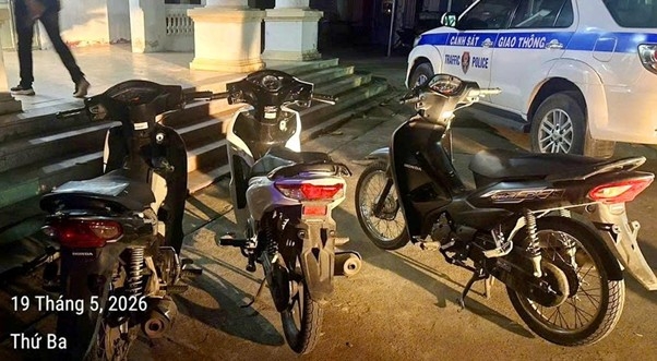 trang dem truy bat nhom thanh thieu nien mang kiem nhat nao loan duong pho hinh anh 3