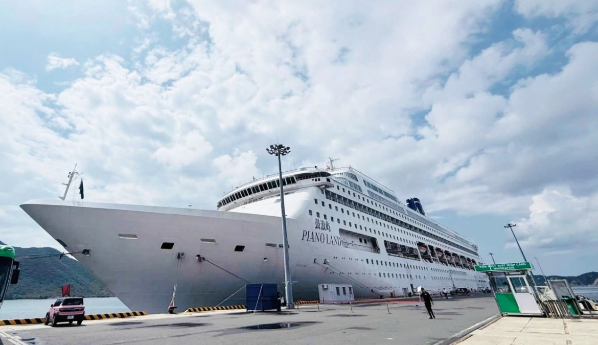 Cruise ship Piano Land brings nearly 1,000 tourists to Khanh Hoa