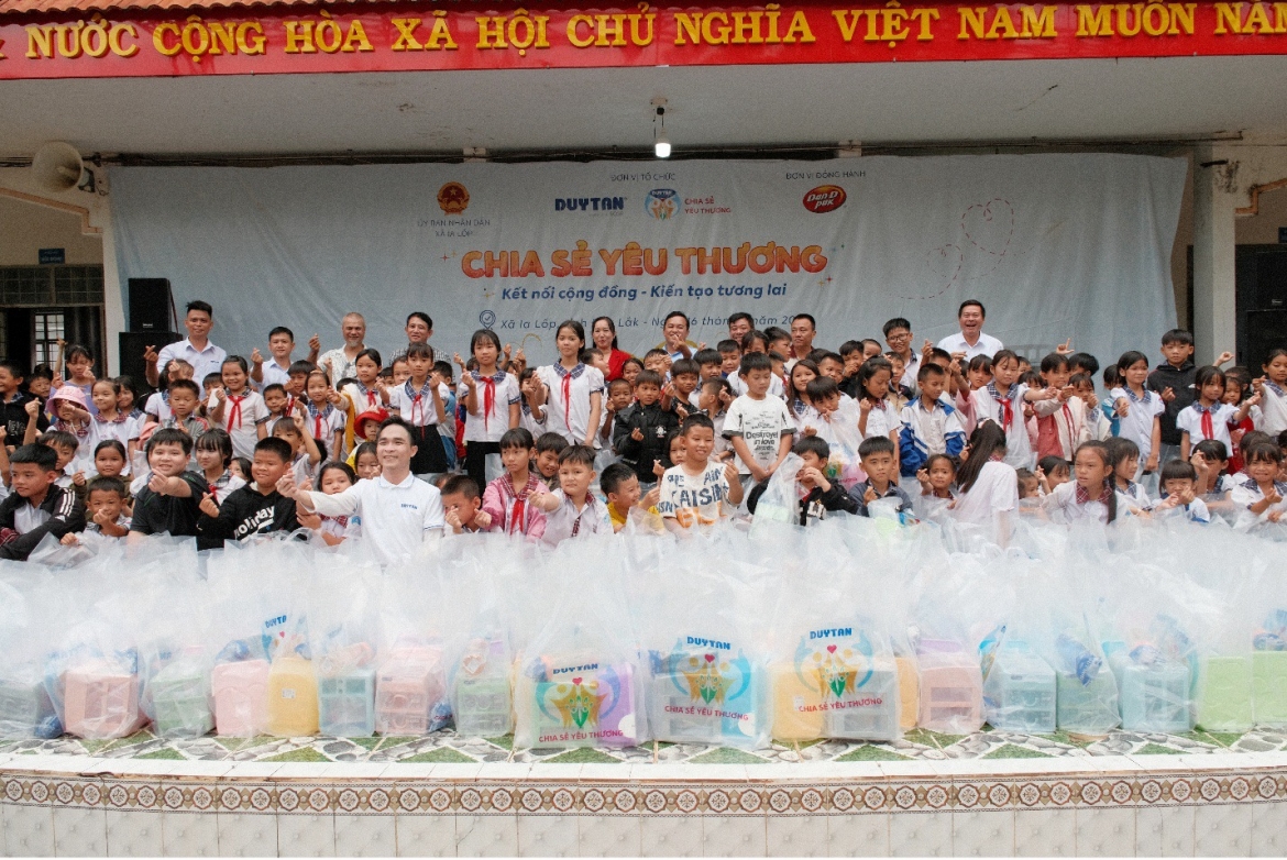 260 phan qua yeu thuong toi hoc sinh va nguoi dan ia lop, Dak lak hinh anh 1