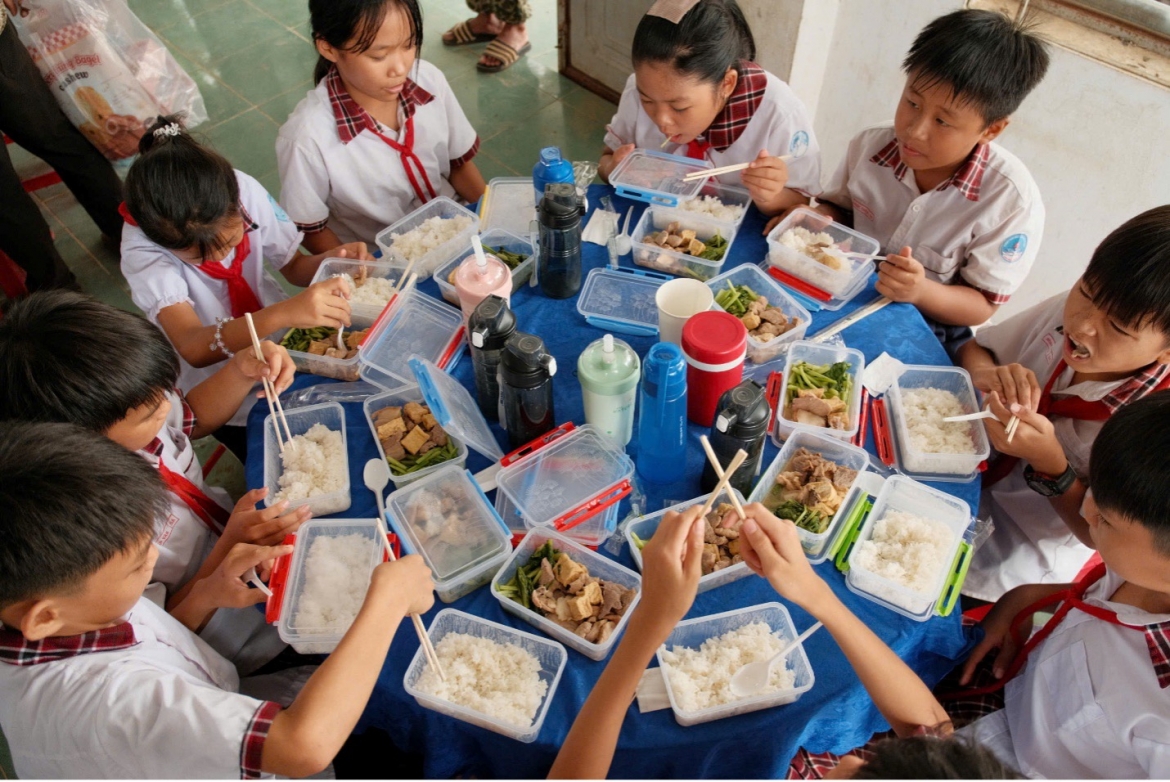 260 phan qua yeu thuong toi hoc sinh va nguoi dan ia lop, Dak lak hinh anh 3