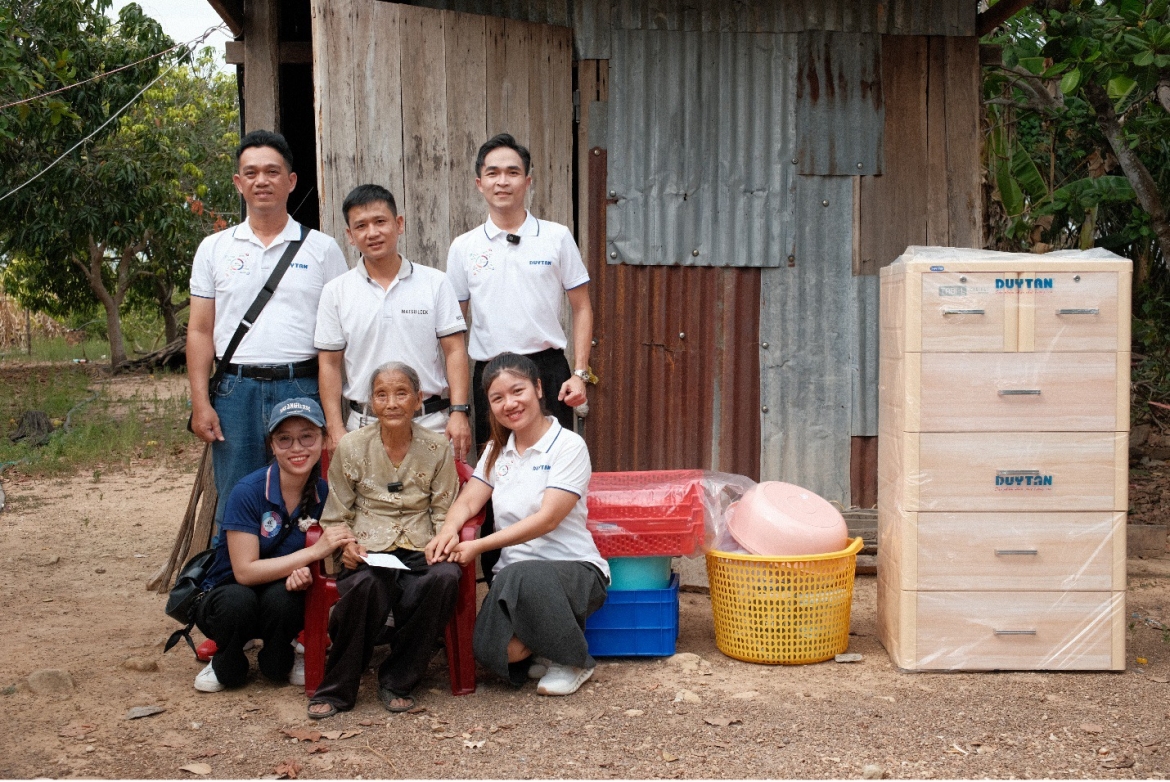 260 phan qua yeu thuong toi hoc sinh va nguoi dan ia lop, Dak lak hinh anh 4