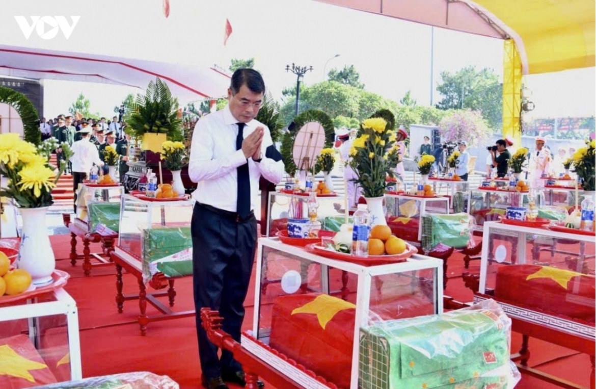 pm attends memorial and reburial ceremony for vietnamese martyrs fallen in laos picture 4