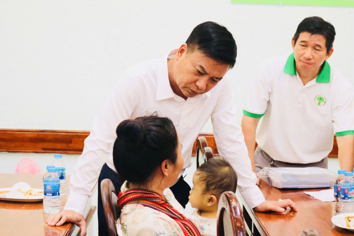 pho thu tuong pham thi thanh tra dong vien benh nhi ung thu kien cuong dieu tri hinh anh 4