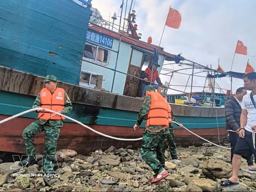 vietnamese border guards rescue two foreign fishing vessels in distress at sea picture 1