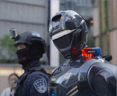 robot tuan tra cung doi swat o tham quyen gay sot mang xa hoi trung quoc hinh anh 1